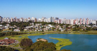 Oito municípios paranaenses integram a lista das 100 maiores economias do País. Na foto,  Curitiba Foto: Roberto Dziura Jr/AEN